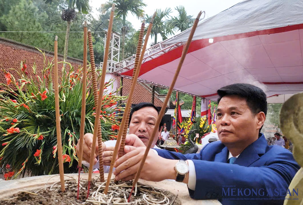 Ông Lê Văn Hiệu, Phó Bí thư Thường trực Tỉnh ủy, Chủ tịch HĐND tỉnh, Trưởng Đoàn đại biểu Quốc hội tỉnh Hải Dương; ông Lê Ngọc Châu, Phó Bí thư Tỉnh ủy, Chủ tịch UBND tỉnh Hải Dương dâng hương tại lễ tưởng niệm.