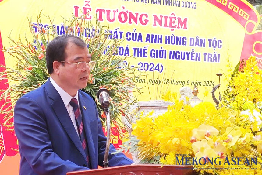 Ông Nguyễn Minh Hùng, Phó Chủ tịch UBND tỉnh Hải Dương đọc diễn văn tại lễ tưởng niệm.