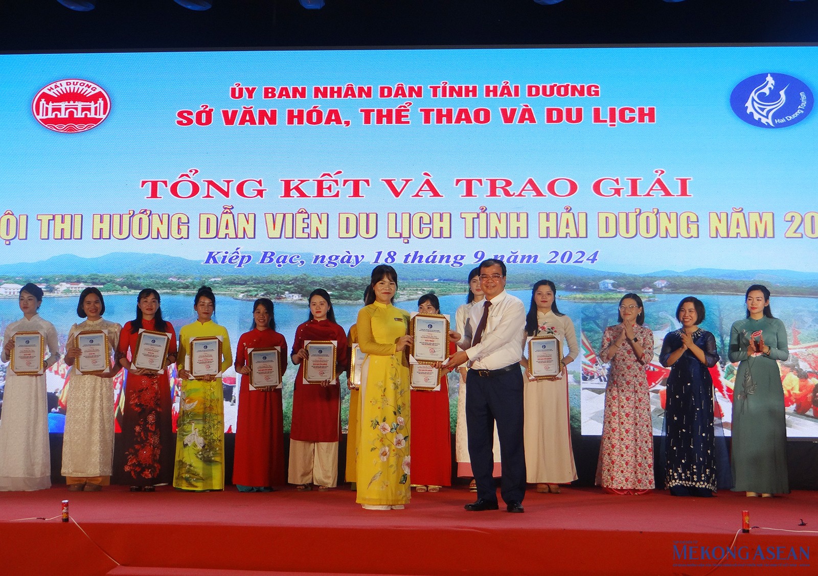 Ông Nguyễn Minh Hùng, Phó Chủ tịch UBND tỉnh Hải Dương, Trưởng Ban tổ chức Lễ hội mùa thu Côn Sơn - Kiếp Bạc năm 2024 trao chứng nhận cho thí sinh đoạt giải nhất.