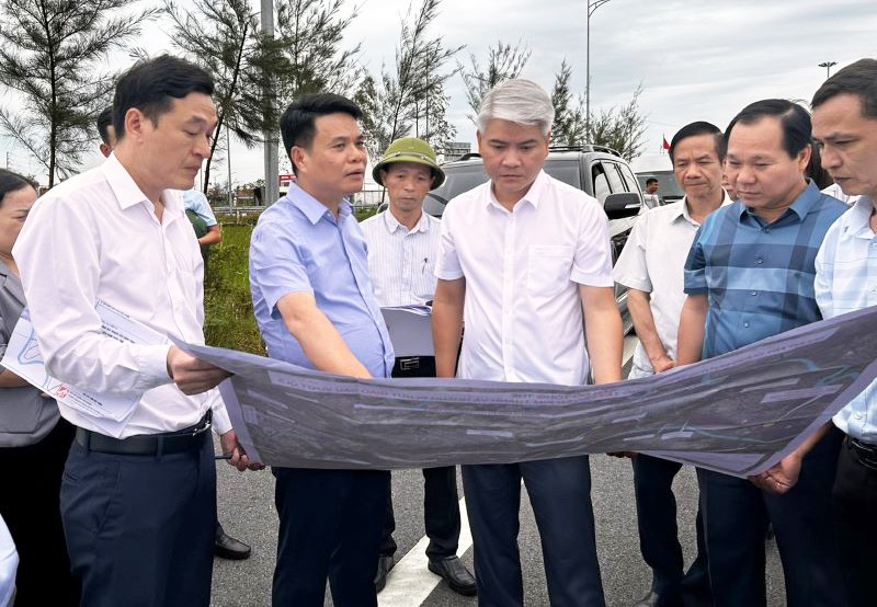 Chủ tịch UBND tỉnh Hải Dương Lê Ngọc Châu kiểm tra tiến độ dự án đường trục Đông - Tây huyện Kim Thành. Chủ tịch UBND tỉnh Hải Dương Lê Ngọc Châu kiểm tra tiến độ dự án đường trục Đông - Tây huyện Kim Thành.
