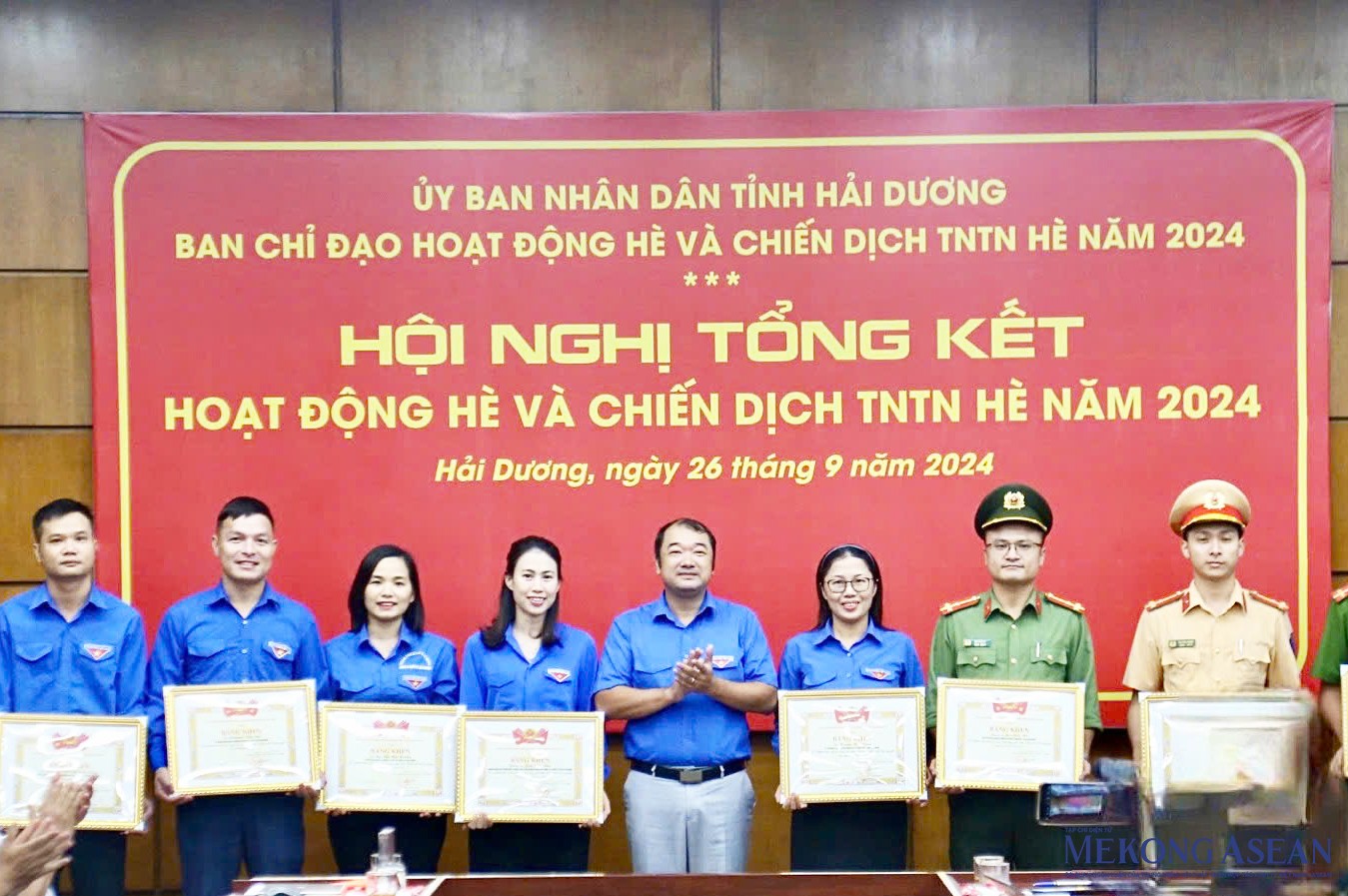 Ông Nguyễn Hồng Sáng, Bí thư Tỉnh đoàn Hải Dương trao tặng bằng khen của Ban Chấp hành Trung ương Đoàn cho các tập thể, cá nhân có thành tích xuất sắc trong triển khai chiến dịch Kỳ nghỉ Hồng và Hành quân xanh năm 2024.