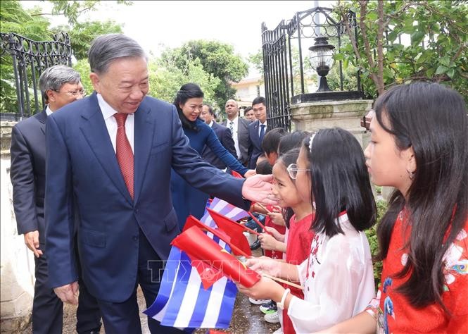 Tổng Bí thư, Chủ tịch nước Tô Lâm và Phu nhân với thiếu nhi Việt Nam tại Cuba. Ảnh: TTXVN.