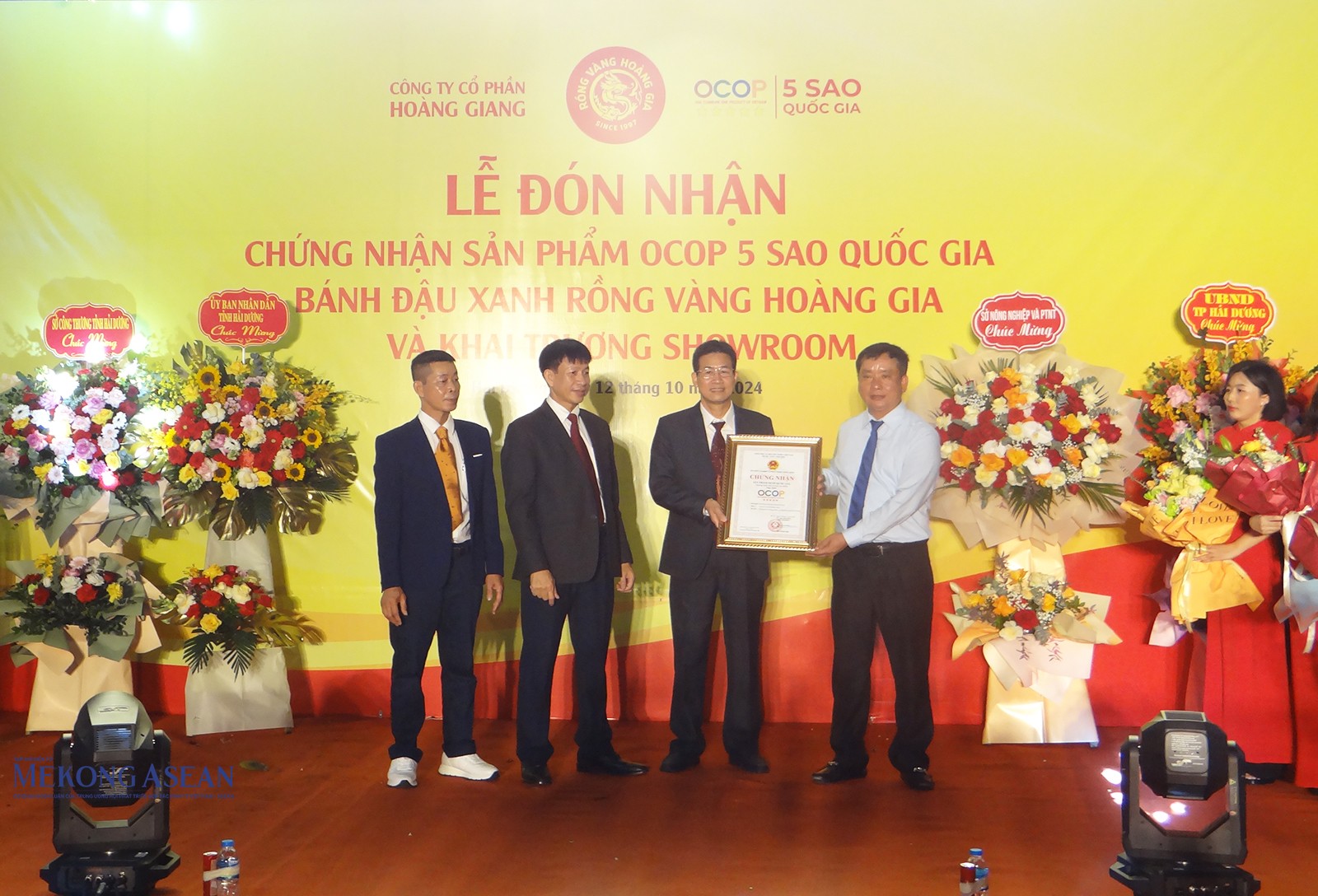 Ông Trần Văn Quân, Phó Chủ tịch UBND tỉnh Hải Dương trao chứng nhận sản phẩm OCOP 5 sao quốc gia bánh đậu xanh rồng vàng Hoàng Gia cho CTCP Hoàng Giang.