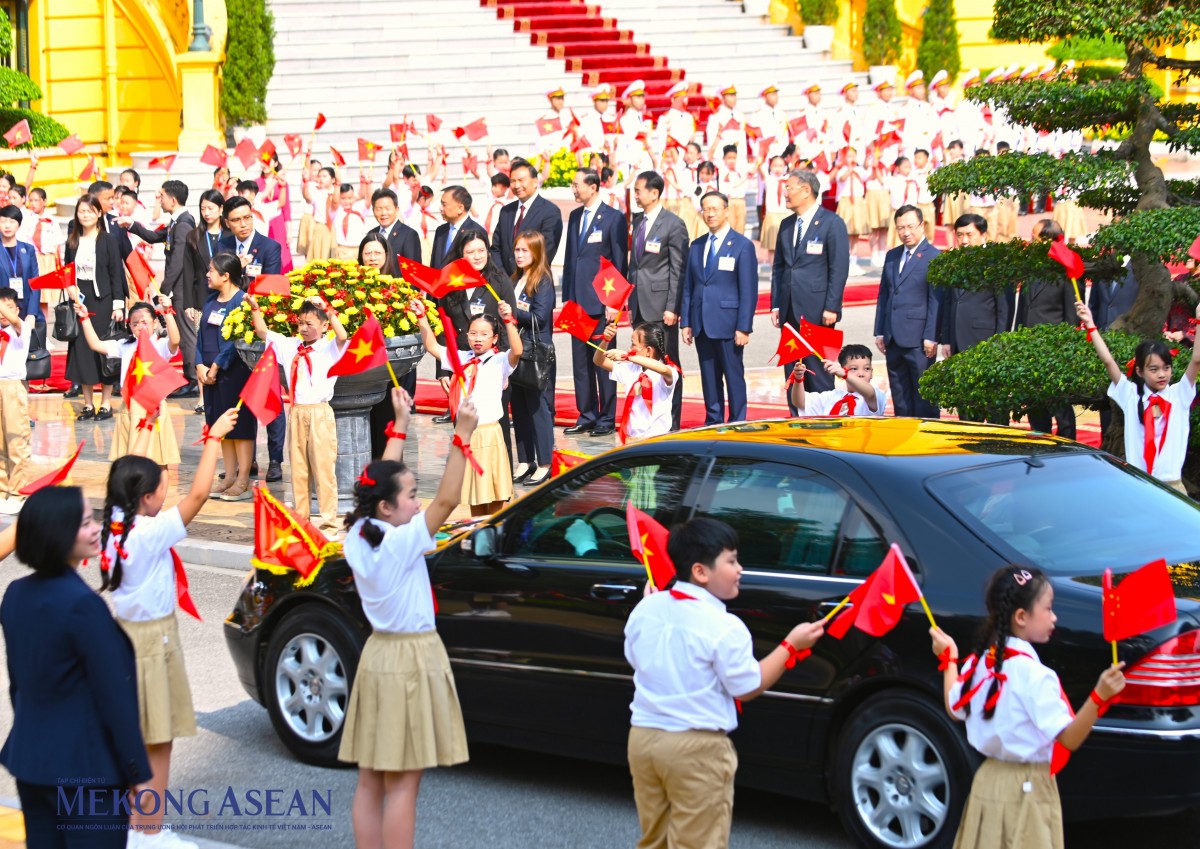 sản xuất chở Tổng thống Putin cùng đoàn hộ tống tiến vào Phủ Chủ tịch giữa hai hàng thiếu nhi vẫy cờ chào mừng. Ảnh: Đỗ Thảo - Mekong ASEAN