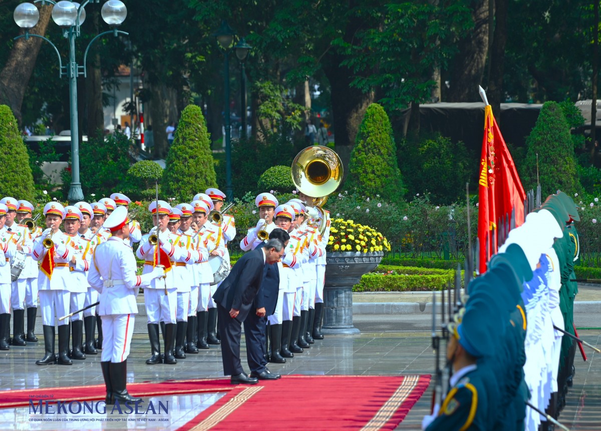 Sau khi làm lễ chào cờ, hai lãnh đạo cúi chào quân kỳ trước khi duyệt đội danh dự. Ảnh: Đỗ Thảo - Mekong ASEAN