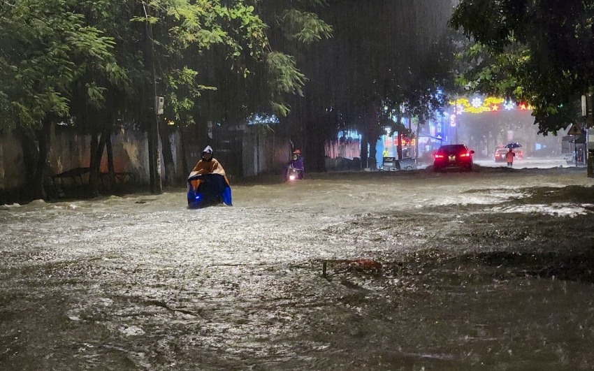 Ứng phó mưa lớn, áp thấp nhiệt đới có khả năng mạnh lên thành bão