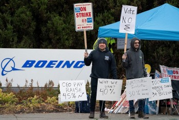 Công nhân từ chối thỏa thuận tăng lương 35% của Boeing