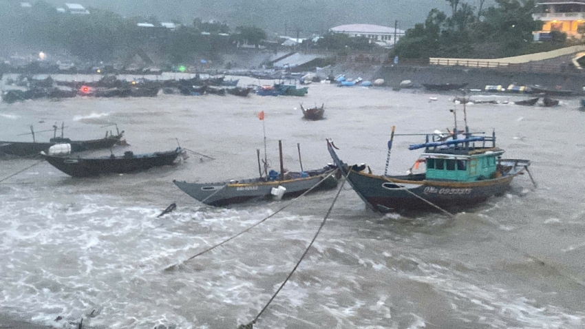 Bão số 6 đổ bộ bờ biển Trung Bộ, các địa phương yêu cầu người dân không ra đường