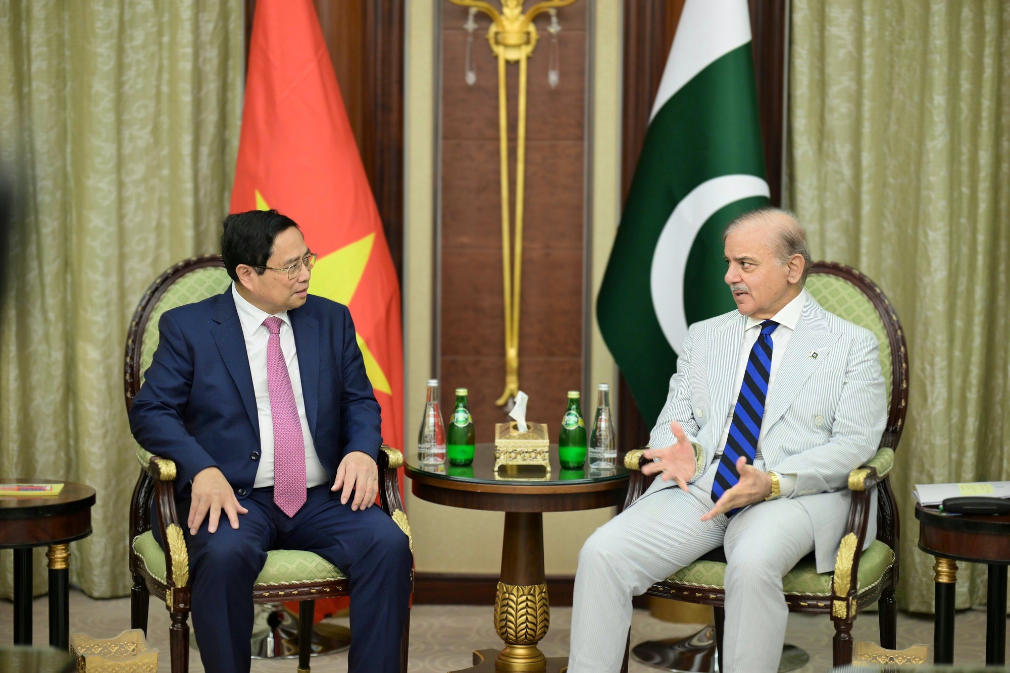 Thủ tướng Shehbaz Sharif đề xuất hai bên cần đặt mục tiêu đưa kim ngạch thương mại Việt Nam-Pakistan đạt mốc 10 tỷ USD thời gian tới - Ảnh: VGP