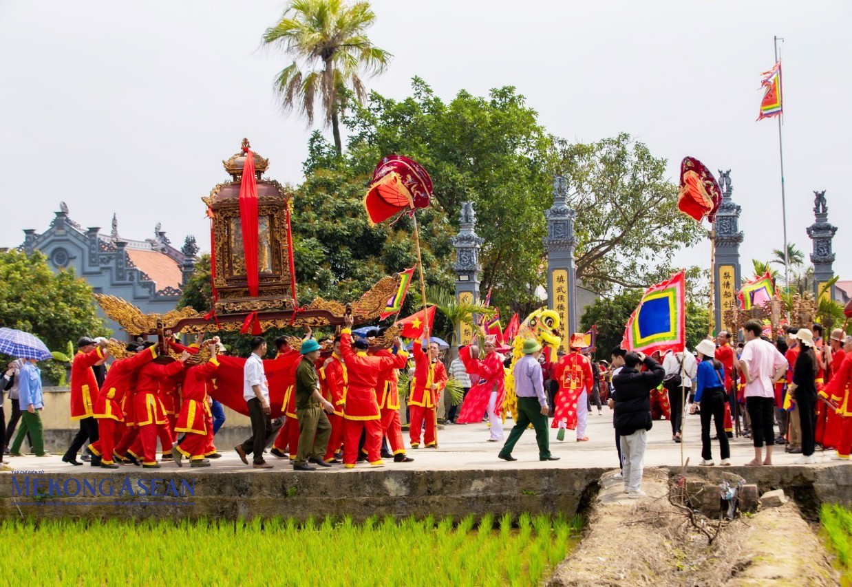 Đình Trịnh Xuyên tọa lạc tại thôn Trịnh Xuyên (xã Nghĩa An) thờ Nguyên soái Vũ Đức Phong, một vị tướng đời nhà Trần, người đã có công đánh đuổi giặc Chiêm Thành bảo vệ bờ cõi.  Năm 1992, di tích đình Trịnh Xuyên được Bộ văn hóa Thông tin (nay là Bộ Văn hóa, Thể thao và Du lịch) ra quyết định công nhận hạng mục Di tích kiến trúc nghệ thuật quốc gia. Năm 2015, Lễ hội truyền thống đình Trịnh Xuyên được công nhận và xếp hạng danh mục Di sản văn hóa phi vật thể quốc gia. Năm 2023, di tích Đình Trịnh Xuyên được UBND tỉnh Hải Dương ra quyết định công nhận là điểm du lịch, và là sản phẩm đạt chứng chỉ OCOP 4 sao cấp tỉnh. Ảnh: Lễ hội truyền thống đình Trịnh Xuyên.