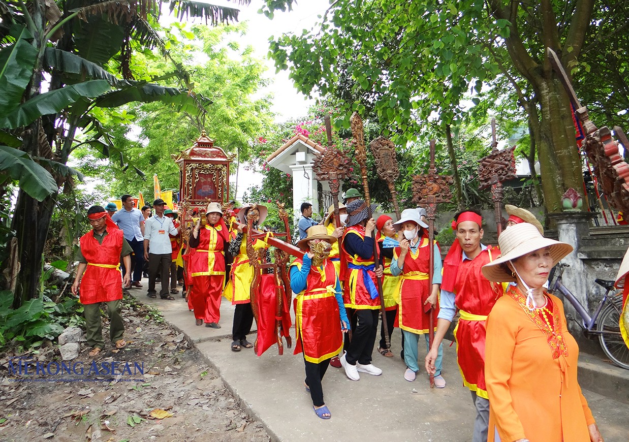 Là một trong những nghi thức quan trọng tại lễ hội truyền thống chùa Trông, lễ rước nước là một nghi lễ truyền thống đặc sắc được gìn giữ, tiếp nối qua nhiều thế hệ của người dân địa phương.