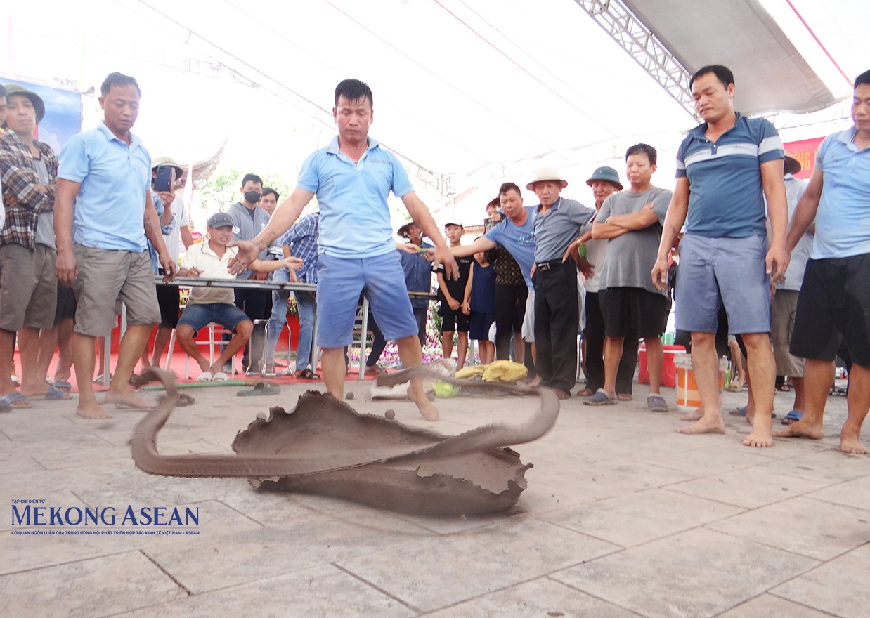 Ninh Giang là địa phương đầu tiên ở Hải Dương có sản phẩm OCOP du lịch đã được công nhận 4 sao gồm trò chơi dân gian pháo đất, đình Trịnh Xuyên (xã Nghĩa An) và đền Tranh (xã Đồng Tâm). Trên địa bàn huyện hiện có 2 loạt hình trò chơi pháo đất, gồm pháo tiểu (do một người chơi), pháo đại (do nhiều người chơi). Trong đó, trò chơi dân gian pháo đất ở xã Nghĩa An (huyện Ninh Giang) đã được UBND tỉnh Hải Dương công nhận là sản phẩm OCOP 4 sao năm 2023.  Ảnh: Hội thi pháo đất tại đền Khúc Thừa Dụ. 