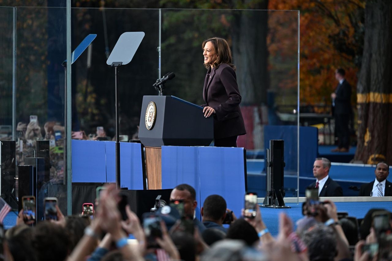 Bà Kamala Harris lần đầu lên tiếng sau thất bại trước ông Donald Trump