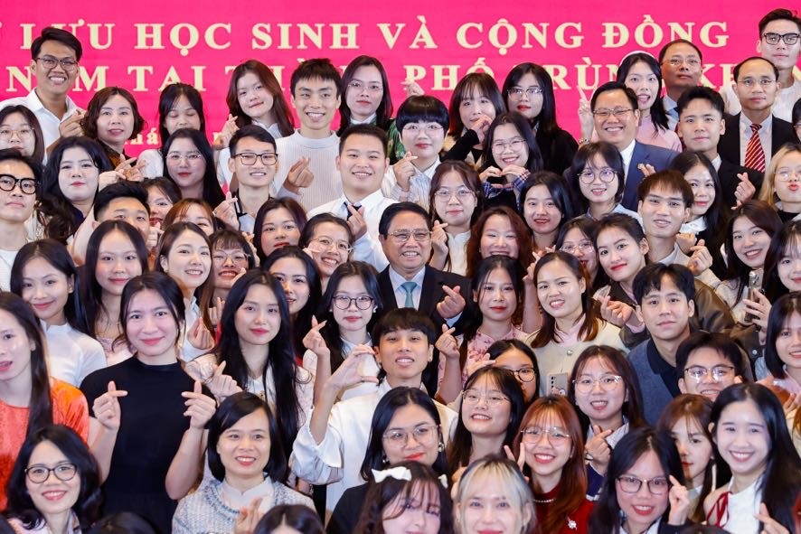 Thủ tướng chụp ảnh cùng các lưu học sinh và cộng đồng người Việt Nam tại thành phố Trùng Khánh - Ảnh: VGP