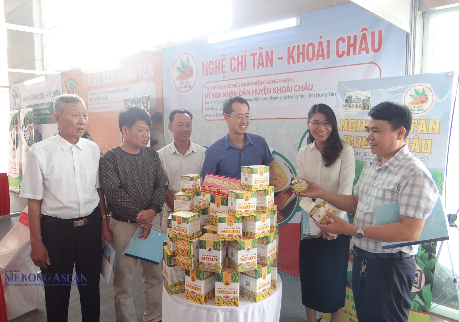 Các đại biểu tham quan gian sản phẩm nghệ Chí Tân - Khoái Châu.