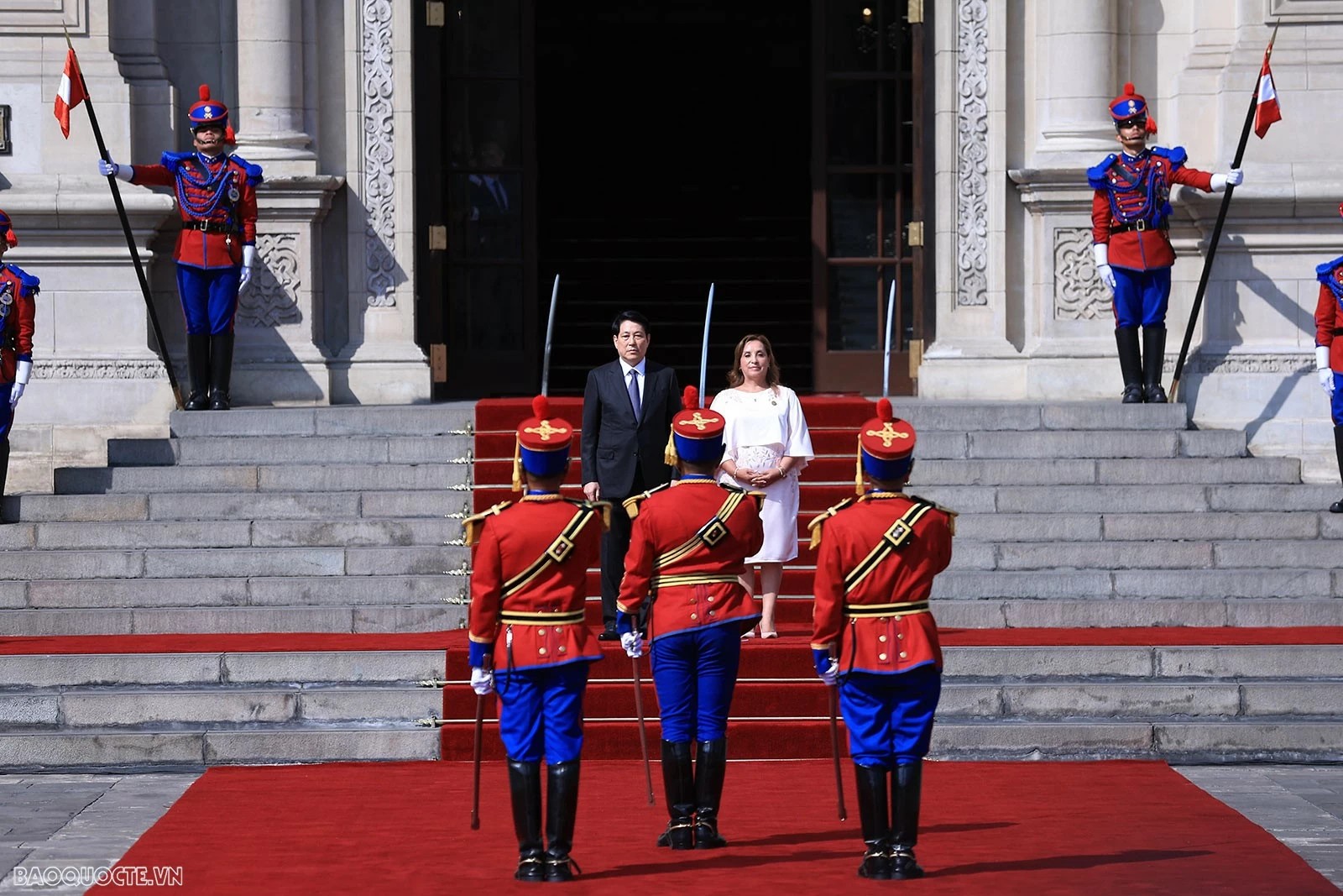 Tổng thống Peru Dina Ercilia Boluarte Zegarra chủ trì lễ đón trọng thể Chủ tịch nước Lương Cường. Ảnh: TTXVN