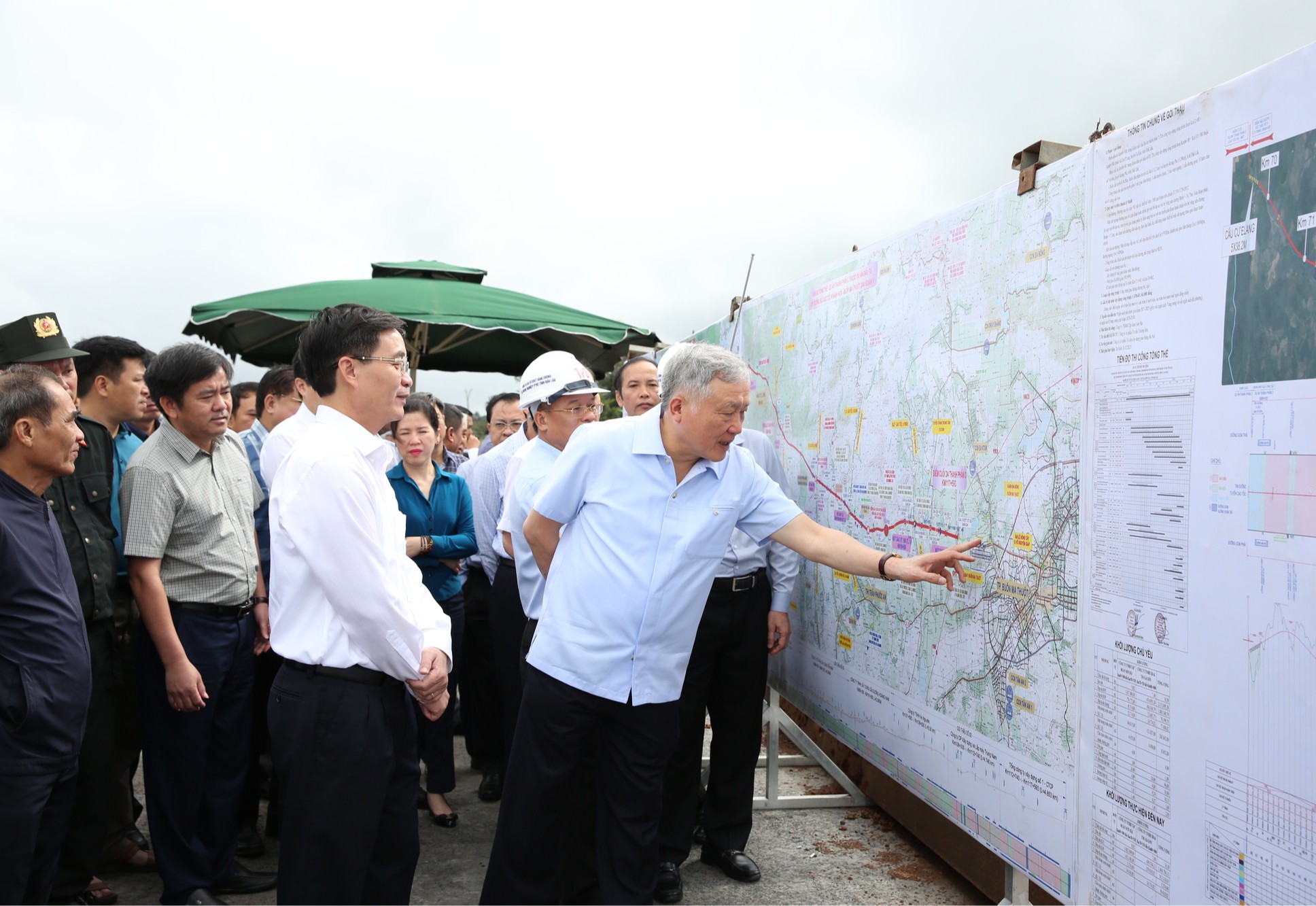 Phó Thủ tướng Thường trực Chính phủ Nguyễn Hòa Bình đi thị sát, kiểm tra tình hình, tiến độ thực hiện Dự án cao tốc Khánh Hòa-Buôn Ma Thuột - Ảnh: VGP