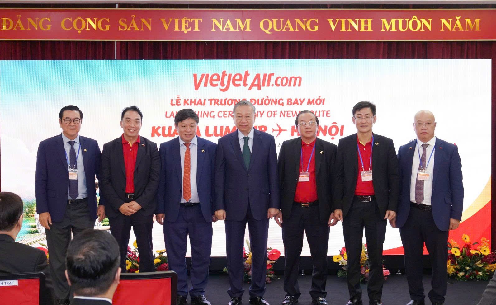 : Tổng Bí thư Tô Lâm (giữa) cùng các đại biểu cấp cao Việt Nam, Malaysia và lãnh đạo Vietjet thực hiện nghi thức khai trương đường bay mới Hà Nội - Kuala Lumpur