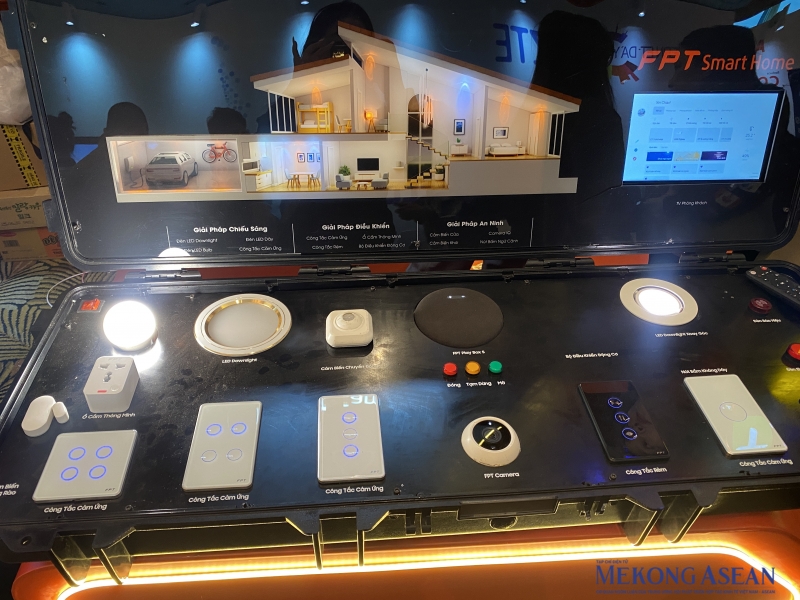 Chị Lê Thùy Linh, chuyên viên kinh doanh của FPT Smart Home chia sẻ: “Điểm đặc biệt của FPT Smart Home là công nghệ kết hợp bluetooth và WiFi. Nhờ đó, ngay cả khi chỉ có một thiết bị, người dùng vẫn có thể sử dụng độc lập mà không cần nhiều thiết bị kết nối. Các thiết bị trong hệ sinh thái FPT Smart Home đều tích hợp trí tuệ nhân tạo như trợ lý ảo ChatGPT, cảm biến đa năng và camera AI. Những công nghệ này không chỉ cảnh báo nguy hiểm theo thời gian thực mà còn mang đến trải nghiệm an toàn, tiện lợi và cá nhân hóa cho người dùng”.