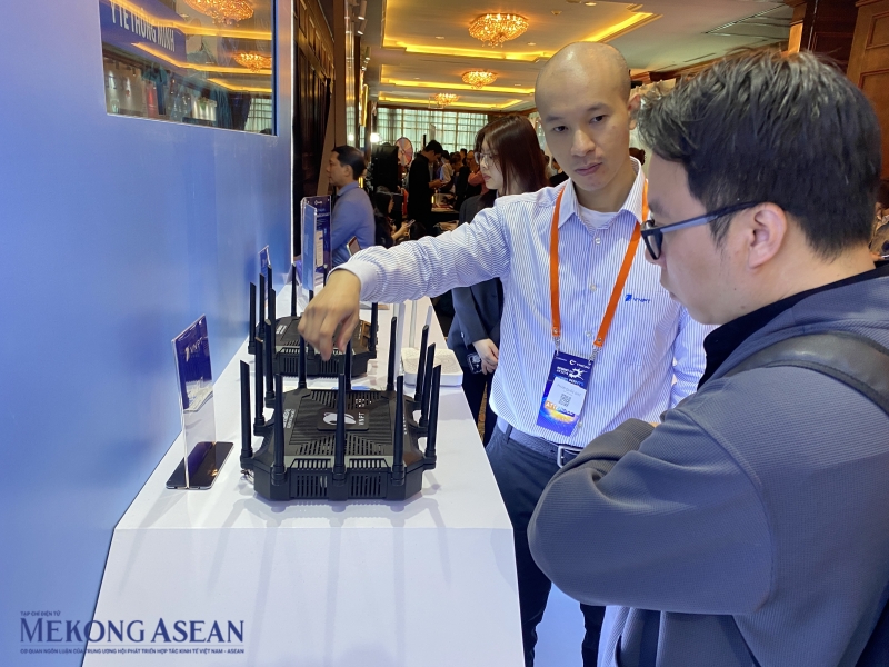 Tại sự kiện Internet Day 2024, VNPT giới thiệu hai thiết bị Wifi 7 gồm Wifi 7 XGS-PON và Wifi 7 Mesh AP. Thiết bị này được thiết kế và sản xuất bởi VNPT Technology – thành viên của tập đoàn VNPT trong lĩnh vực công nghệ, công nghiệp. Ảnh: Hà Anh/Mekong AS