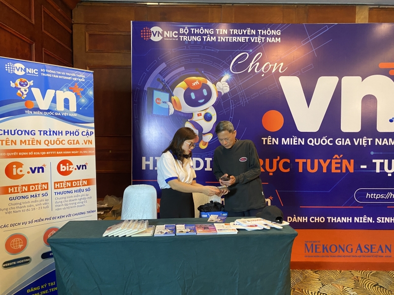 Một trong những khu vực cũng thu hút nhiều sự quan tâm của khách đến tham quan là gian hàng của Trung tâm Internet Việt Nam (VNNIC). Đến với sự kiện Internet Day năm nay, VNNIC giới thiệu chương trình xây dựng thương hiệu cá nhân với tên miền id.vn. Chia 