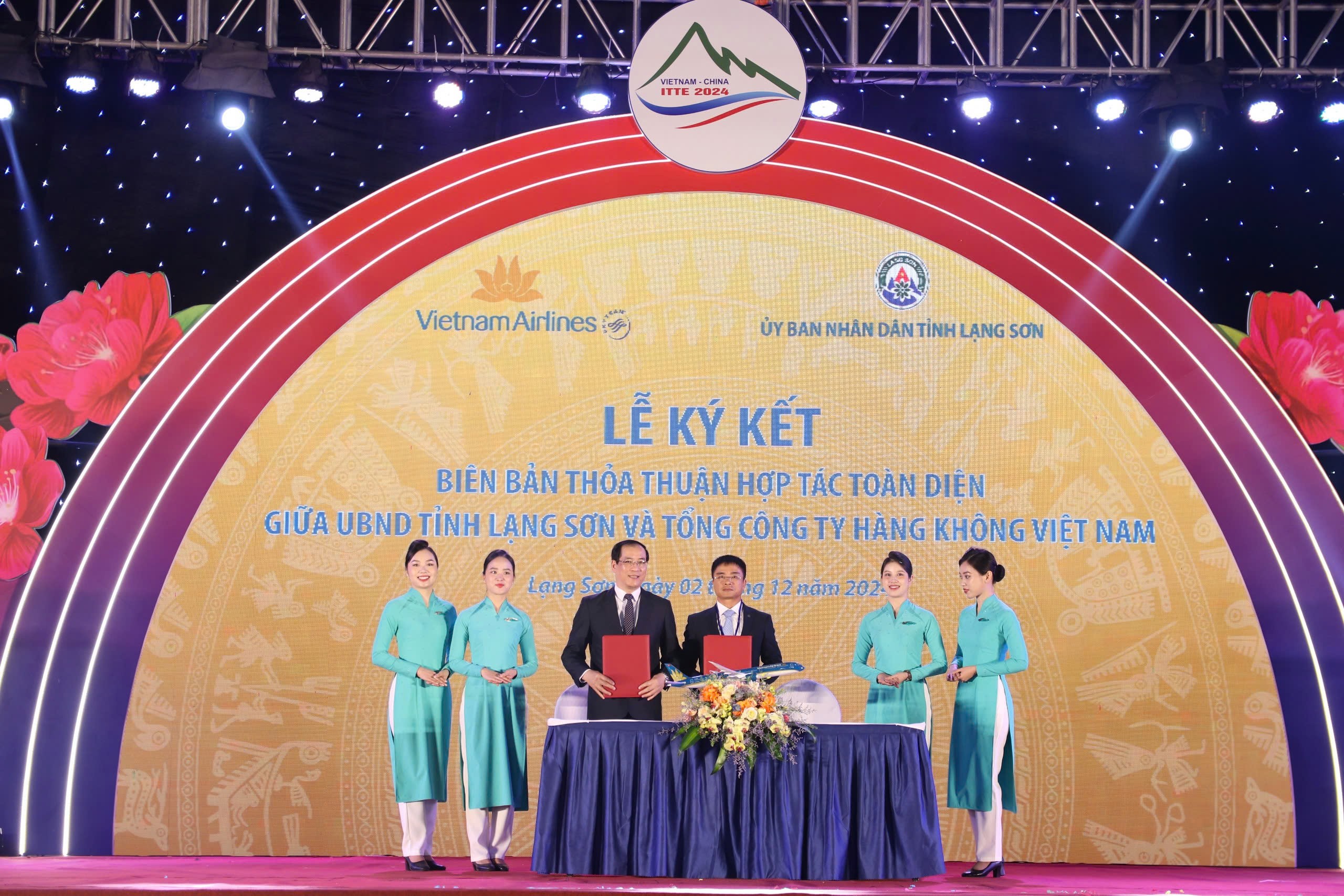 Lãnh đạo UBND tỉnh và lãnh đạo Tổng công ty Hàng không Việt Nam (Vietnam Airlines) ký kết thỏa thuận hợp tác