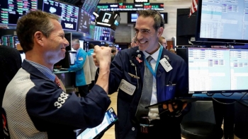 Mở màn 2022, Dow Jones và S&amp;P 500 cùng lập đỉnh