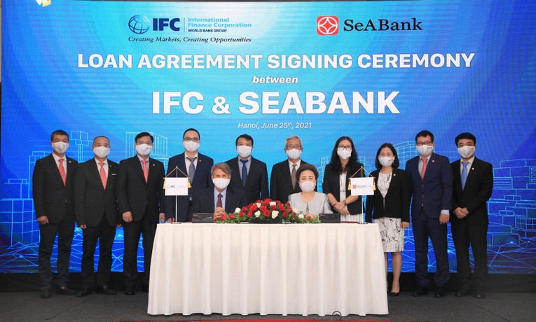 L&atilde;nh đạo IFC v&agrave; SeABank k&yacute; kết hợp t&aacute;c hồi th&aacute;ng 6/2021.