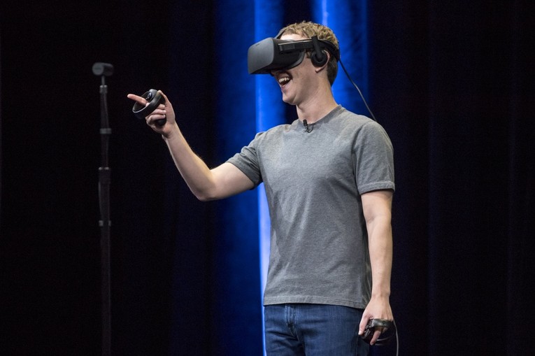 Gi&aacute;m đốc điều h&agrave;nh Meta Platforms Mark Zuckerberg với thiết bị k&iacute;nh VR Occulus Rift. Ảnh: Getty Images