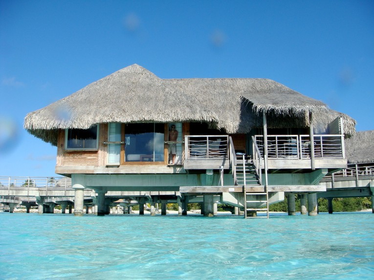 Nh&agrave; tr&ecirc;n mặt nước tại Bora Bora, Ph&aacute;p. Ảnh: Flickr