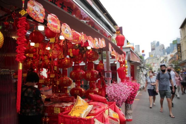 Một gian h&agrave;ng b&aacute;n đồ trang tr&iacute; Tết tại Singapore. Ảnh: Straits Times