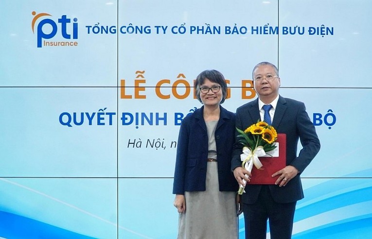 Chủ tịch PTI b&agrave; Phạm Minh Hương trong buổi lễ bổ nhiệm &ocirc;ng Nguyễn Kim L&acirc;n v&agrave;o ghế Quyền Tổng Gi&aacute;m đốc. Ảnh: PTI