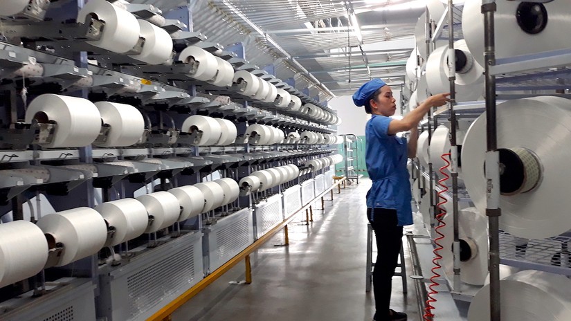 R&agrave; so&aacute;t việc &aacute;p dụng biện ph&aacute;p chống b&aacute;n ph&aacute; gi&aacute; sợi d&agrave;i l&agrave;m từ polyester