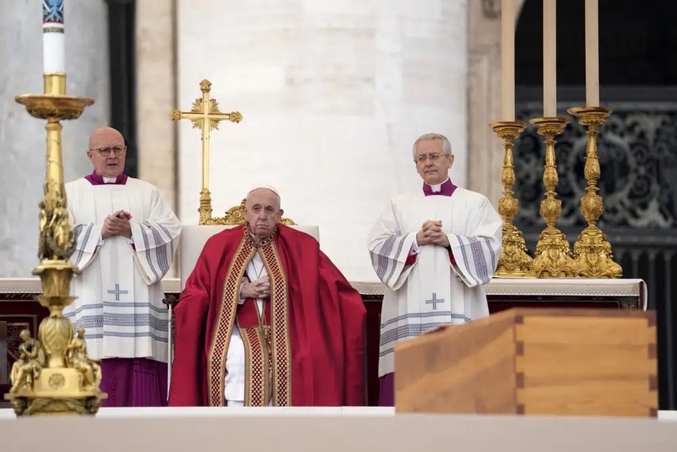 Gi&aacute;o ho&agrave;ng Francis ngồi b&ecirc;n linh cữu cựu Gi&aacute;o ho&agrave;ng. Ảnh: AP