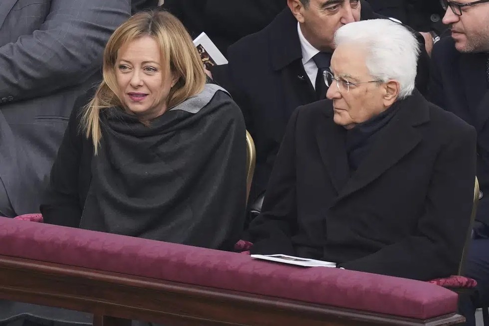 Thủ tướng Italy Giorgia Meloni (tr&aacute;i) v&agrave; Tổng thống Italy Sergio Mattarella (phải) tham dự th&aacute;nh lễ an t&aacute;ng cựu Gi&aacute;o ho&agrave;ng. Ảnh: AP