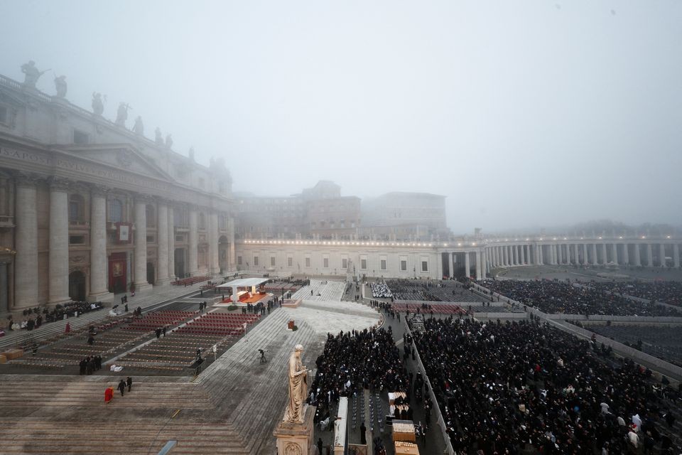 Quang cảnh buổi tang lễ cựu Gi&aacute;o ho&agrave;ng Benedict XVI. Ảnh: Reuters