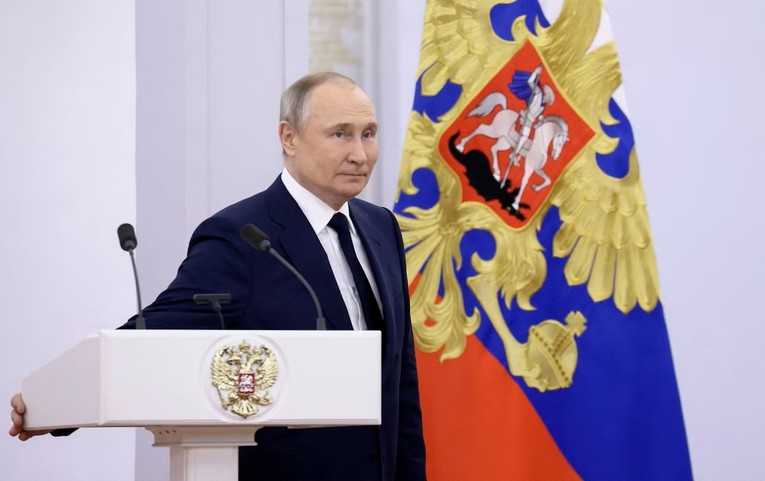 Tổng thống Nga Vladimir Putin chỉ thị Bộ Quốc ph&ograve;ng Nga thực hiện chế độ ngừng bắn. Ảnh: Bloomberg