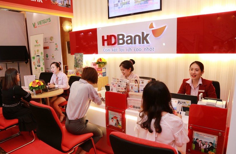 L&atilde;nh đạo HDBank ho&agrave;n tất giao dịch mua cổ phiếu ng&acirc;n h&agrave;ng