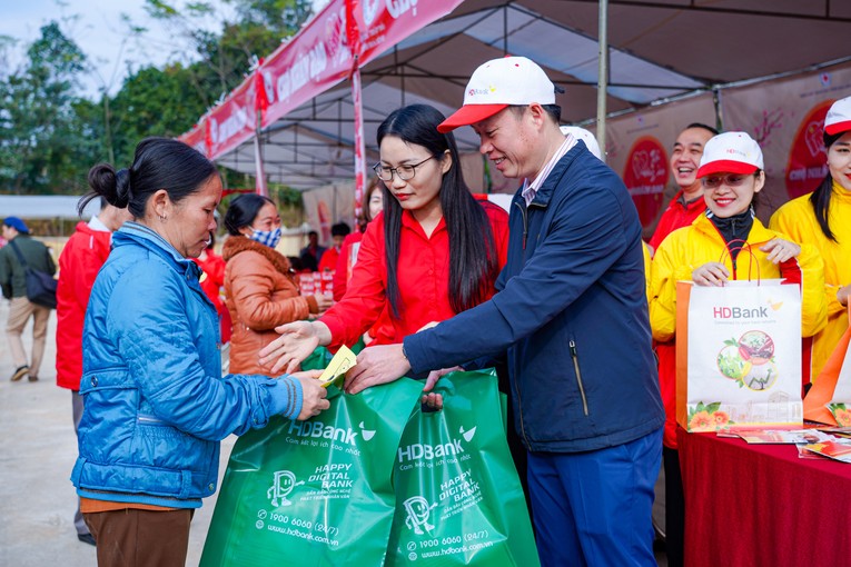 Sẻ chia, trao gửi y&ecirc;u thương lu&ocirc;n l&agrave; một trong những truyền thống tốt đẹp của c&aacute;n bộ nh&acirc;n vi&ecirc;n HDBank