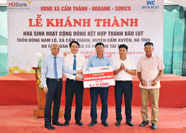 HDBank đến tận nơi, trao kinh ph&iacute; x&acirc;y dựng 3 căn nh&agrave; cộng đồng tr&aacute;nh lũ trị gi&aacute; 6,1 tỷ đồng cho người d&acirc;n H&agrave; Tĩnh v&agrave;o th&aacute;ng 6/2022