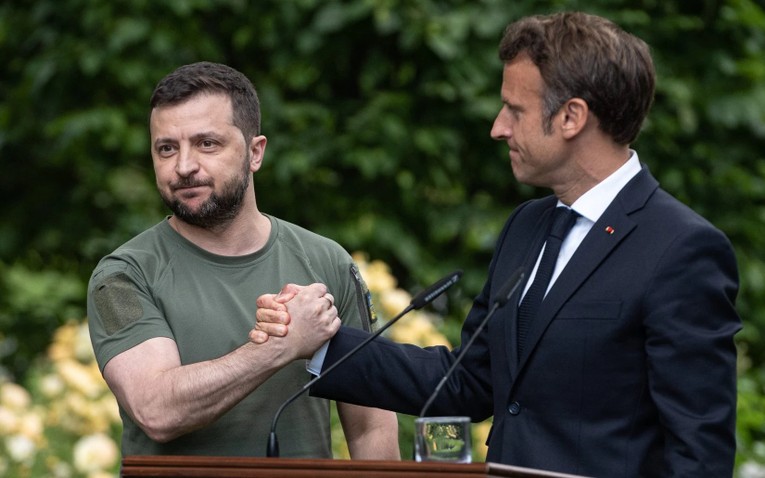 Tổng thống Ukraine Volodymyr Zelensky v&agrave; Tổng thống Ph&aacute;p Emmanuel Macron. Ảnh: AP