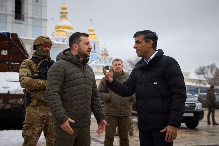 Tổng thống Ukraine Volodymyr Zelensky v&agrave; Thủ tướng Anh Rishi Sunak. Ảnh: Reuters