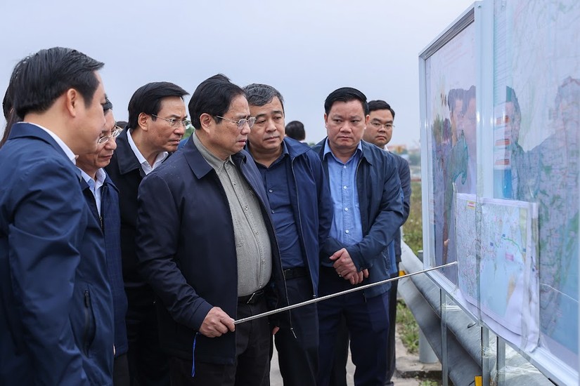 Thủ tướng xem Bản đồ hướng tuyến đường trục ph&aacute;t triển nối v&ugrave;ng kinh tế biển Nam Định với cao tốc cầu Giẽ - Ninh B&igrave;nh. Ảnh: VGP
