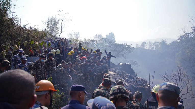 Lực lượng cứu hộ tập trung tại hiện trường vụ tai nạn m&aacute;y bay ở Pokhara. Ảnh: AFP