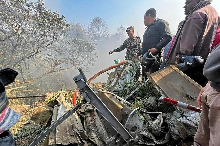 Hiện trường đống đổ n&aacute;t sau vụ tai nạn m&aacute;y bay. Ảnh: AFP