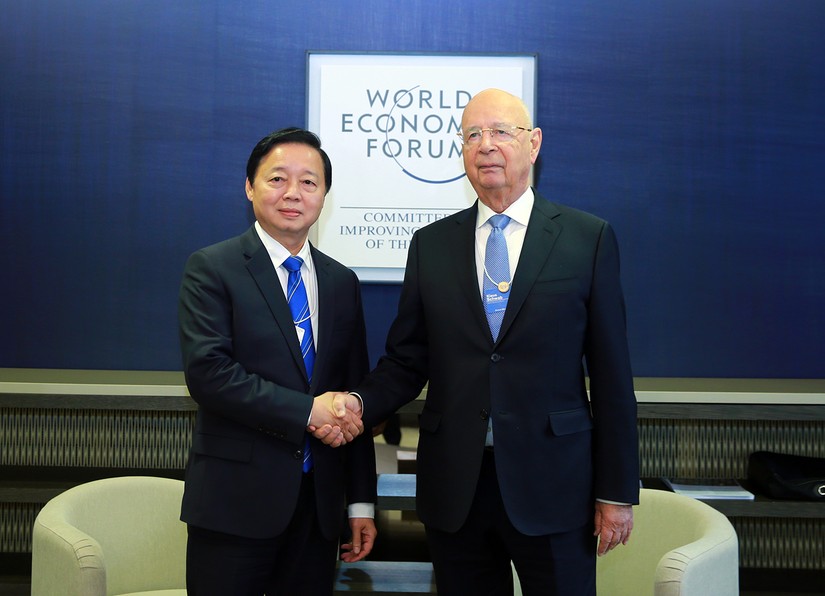 Ph&oacute; Thủ tướng Trần Hồng H&agrave; v&agrave; Nh&agrave; s&aacute;ng lập ki&ecirc;m Chủ tịch điều h&agrave;nh WEF Klaus Schwab. Ảnh: VGP