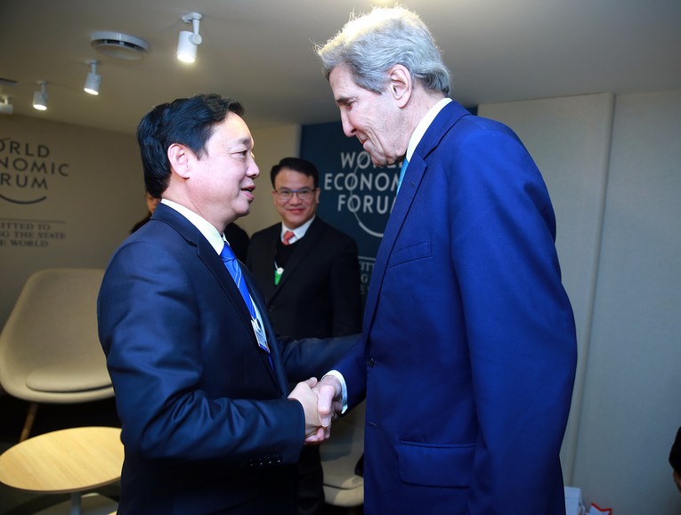 Ph&oacute; Thủ tướng Trần Hồng H&agrave; gặp Đặc ph&aacute;i vi&ecirc;n Tổng thống Hoa Kỳ John Kerry. Ảnh: VGP