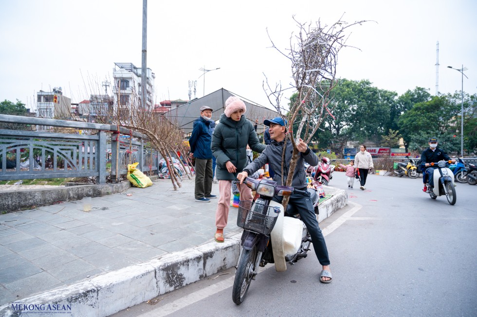 Việc mua sắm người d&acirc;n năm nay kh&ocirc;ng rầm rộ như mọi năm một phần do ảnh hưởng bởi kinh tế.