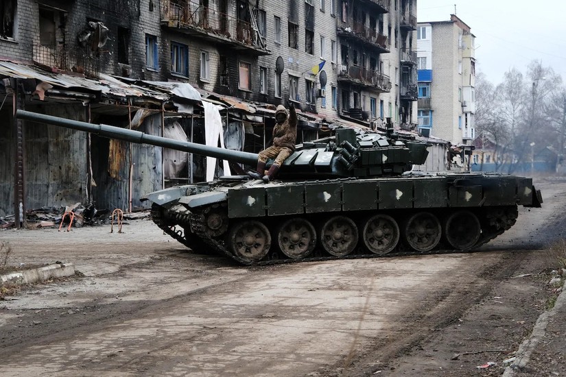 Một chiếc xe tăng Ukraine tiến v&agrave;o thị trấn Siversk, Ukraine. Ảnh: Getty Images