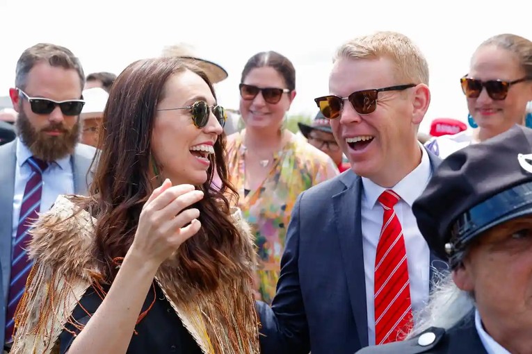 T&acirc;n Thủ tướng New Zealand Chris Hipkins v&agrave; người tiền nhiệm Jacinda Ardern. Ảnh: Getty Images